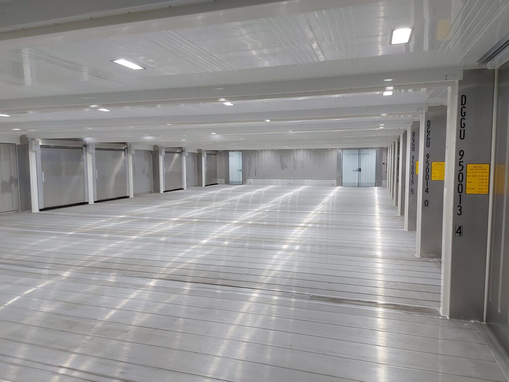 Intérieur d'un Modular store de 10 containers